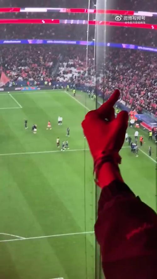 皇马球员输球后直接走回更衣室，库尔图瓦生气号召大家谢场