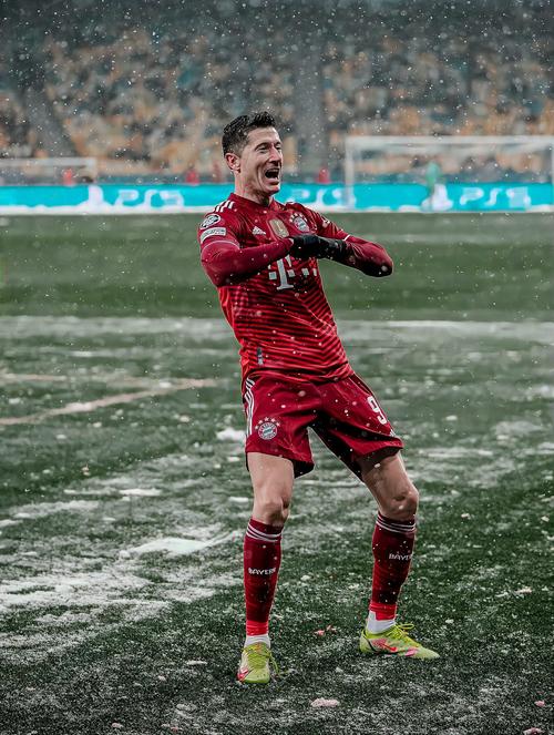 莱万本场数据：1粒进球，1次造点，4次射正，错失3次良机