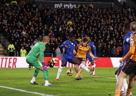 卡尔本场数据：1次助攻，创造4关键传球2次良机，4夺回球权