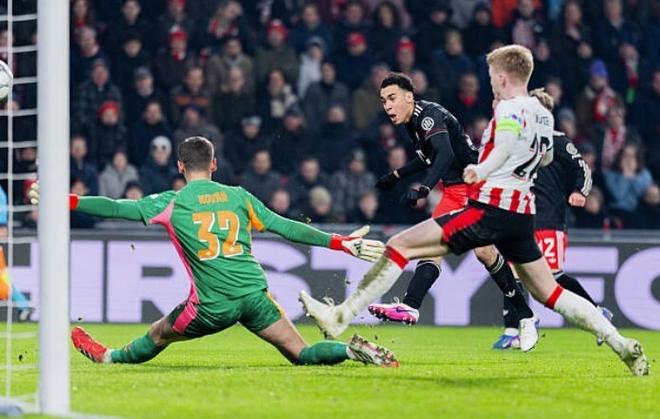 埃因霍温0-0拜仁半场数据：控球42%-58%，良机1-1，射门9-7