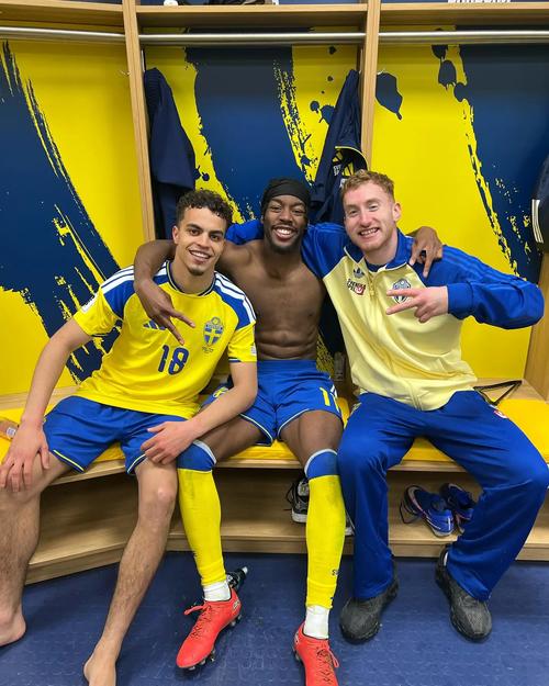 库卢社媒晒更衣室内合影：这是上帝的计划，他告诉我了