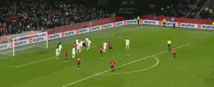 禁区混战，克雷伊奇乱中抢射破门，捷克2-1丹麦